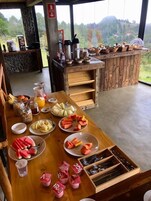 Café da manhã com buffet grátis todos os dias