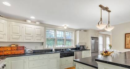 18th century 3-bedroom renovated farmhouse in peaceful Whately with WiFi, AC