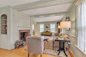 Smart TV - 18th century 3-bedroom renovated farmhouse in peaceful Whately with WiFi, AC (Whately)