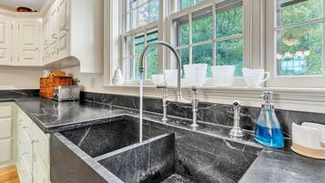 Micro-ondes, four, plaque de cuisson, lave-vaisselle