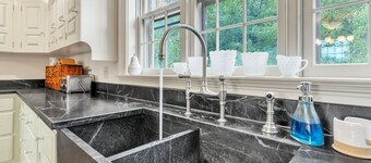 18th century 3-bedroom renovated farmhouse in peaceful Whately with WiFi, AC