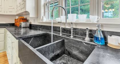 18th century 3-bedroom renovated farmhouse in peaceful Whately with WiFi, AC