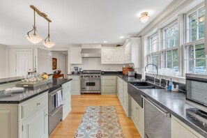 Microwave, oven, stovetop, dishwasher - 18th century 3-bedroom renovated farmhouse in peaceful Whately with WiFi, AC (Whately)