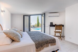 6 bedrooms, iron/ironing board, travel cot, WiFi