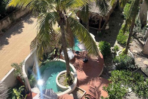 2BR Loft Apt - Pool  - Daily Clean - 55 TV - AC