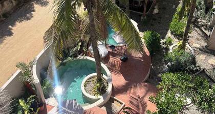 2BR Loft Apt - Pool - Daily Clean - 55 TV - AC