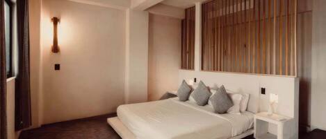 1 habitación, escritorio, tabla de planchar con plancha y cuna de viaje