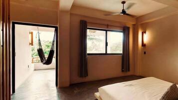 1 habitación, escritorio, tabla de planchar con plancha y wifi