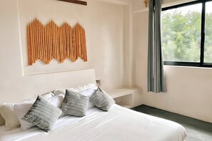 1 chambre, bureau, fer et planche à repasser, lit parapluie