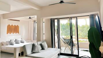 1 habitación, escritorio, tabla de planchar con plancha y cuna de viaje
