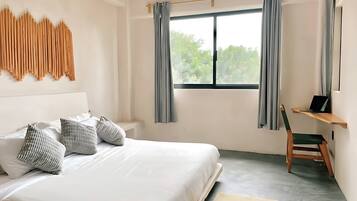 1 habitación, escritorio, tabla de planchar con plancha y cuna de viaje