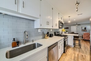 Fridge, microwave, oven, stovetop - Spacious East Dallas Retreat - Pet Friendly! (Dallas)