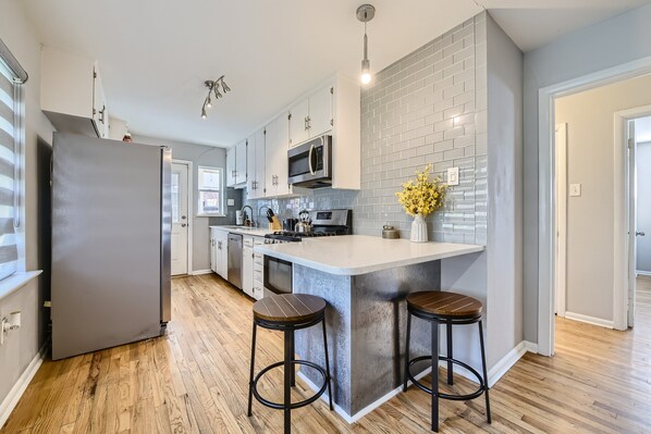 Een koelkast, een microgolfoven, een oven, een kookplaat