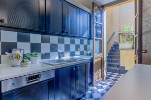 Kühlschrank, Ofen, Geschirrspüler, Wasserkocher mit Kaffee-/Teezubehör