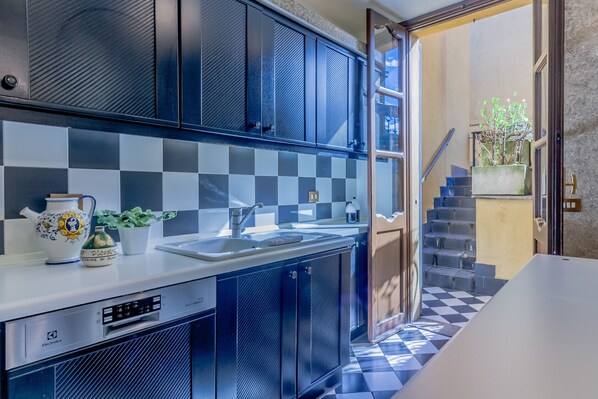 Fridge, oven, dishwasher, coffee/tea maker