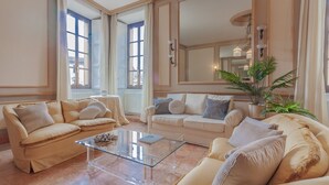 A spacious living room with two beige sofas, a glass coffee table, and a large mirror. - Miranda's Home (Varenna)