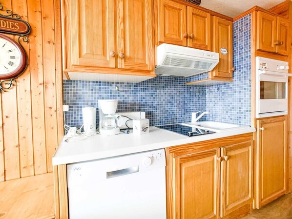 Fridge, oven, dishwasher