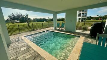 Lämmitetty uima-allas