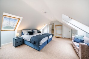 5 bedrooms, travel crib, internet, bed sheets