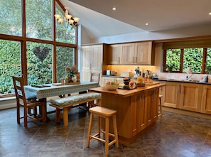Fridge, microwave, oven, dishwasher - Treetops is a Fabulous holiday home (Wimborne)