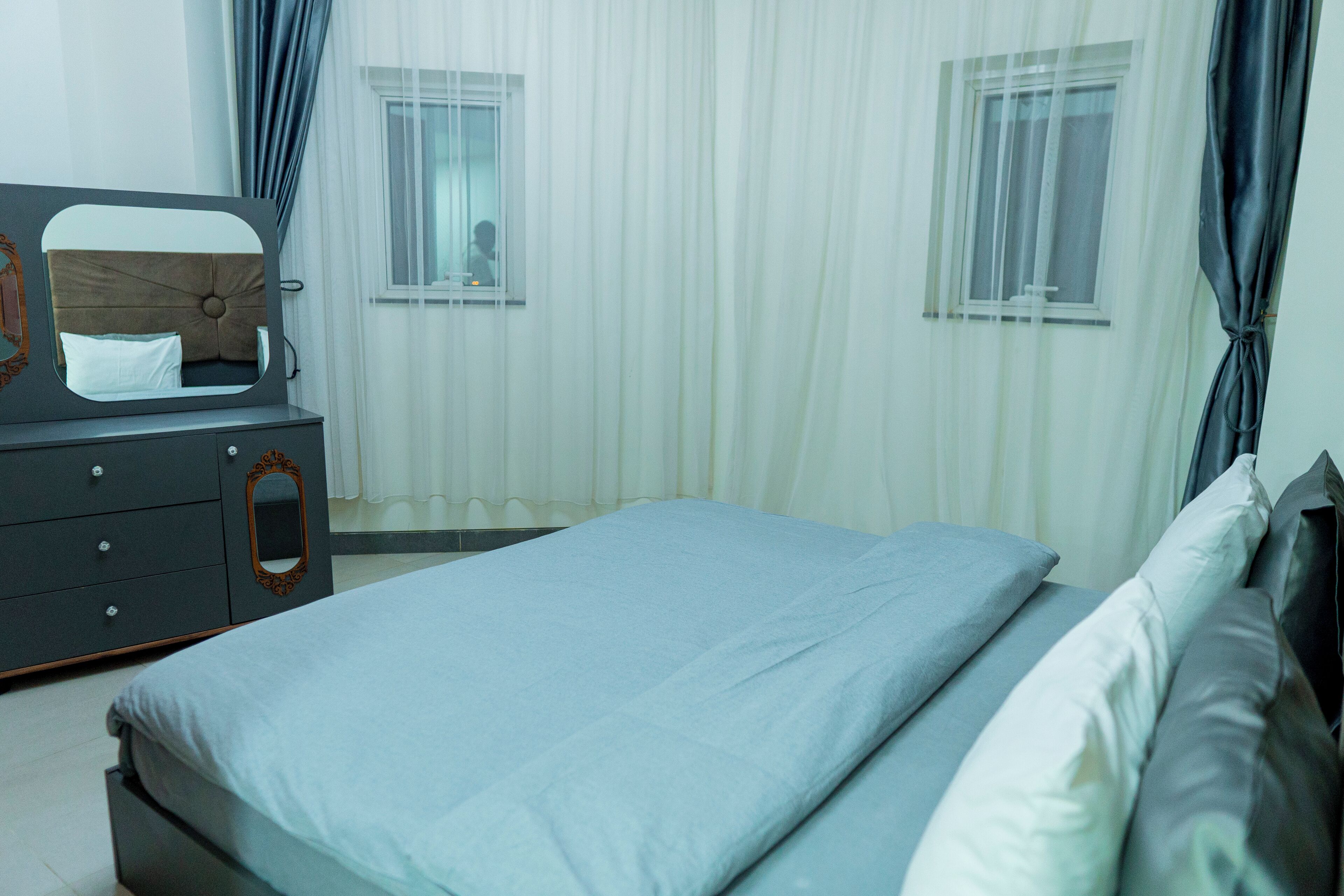 Mörkläggningsgardiner, ljudisolering och strykjärn/strykbräda