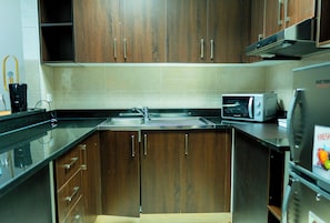 Classic Apartment, 1 King Bed, Kitchenette | Private kitchen