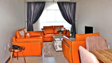 Apartament clàssic, 1 llit de matrimoni gran, cuina bàsica | Sala d'estar | Televisor de pantalla plana, Netflix i serveis de streaming