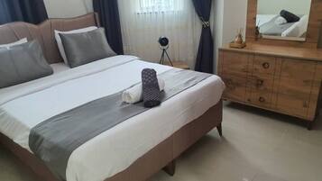 Deluxe Suite, 1 King Bed, Kitchenette | 2 bedrooms, blackout drapes, soundproofing, iron/ironing board