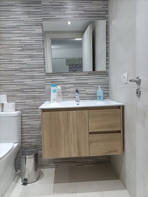 City-Apartment | Badezimmer | Dusche, Hydromassagedusche, Haartrockner, Handtücher