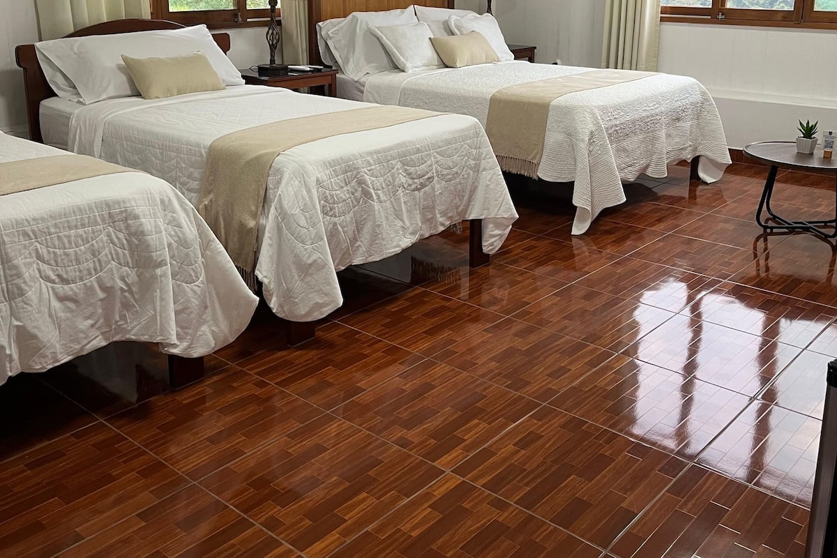 Family Room | Ruang kerja komputer riba, cadar katil 