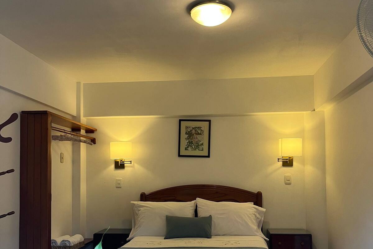Standard Double or Twin Room | Ruang kerja komputer riba, cadar katil 