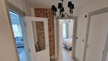 2 bedrooms, desk, travel cot, WiFi