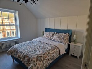 2 soverom, skrivebord, strykejern/-brett og reiseseng for barn