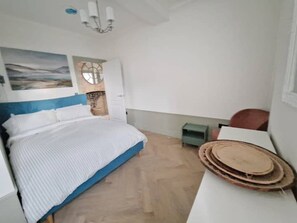 2 soverom, skrivebord, strykejern/-brett og reiseseng for barn