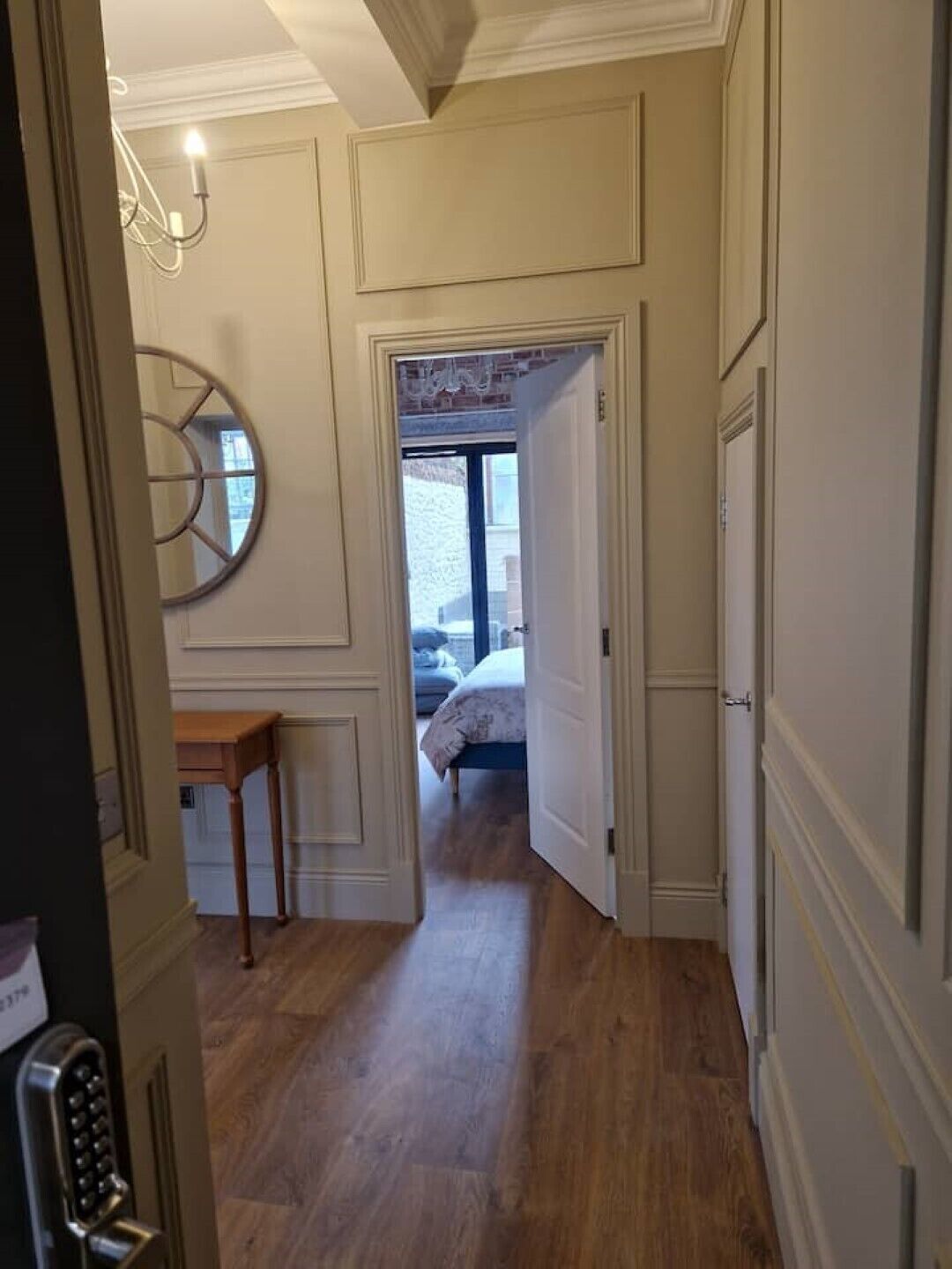 6 habitaciones, escritorio y tabla de planchar con plancha 