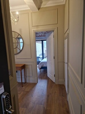 6 soverom, skrivebord, strykejern/-brett og reiseseng for barn