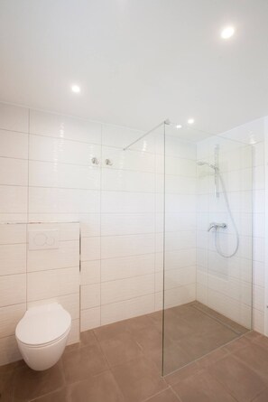 Dusche, Haartrockner, HandtĂŒcher, Seife