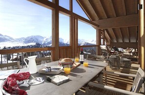Outdoor dining - Ski-in/ski-out & foot of the slopes, 5th floor, swimming pool, balcony, fireplace or stove, parking (Huez)