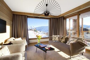 Living area - Ski-in/ski-out & foot of the slopes, 1st floor, swimming pool, balcony, parking, tv, ski locker (Huez)