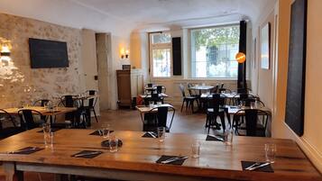 2 restaurants, lunch, dinner served; local and international cuisine
