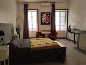 Individually decorated, rollaway beds, free WiFi, bed sheets - Maison d'hôtes Le Patio (Grignan)