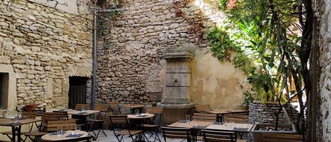 2 restaurantes, se sirven comidas, cenas y cocina local e internacional