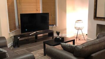 Apartment | Living area | Flat-screen TV