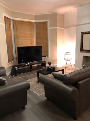 Apartment | Living area - 3-bed Apartment Roof Terrace Near Cardiff Centre (Cardiff)