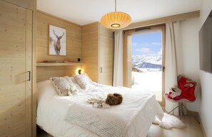 2 bedrooms, WiFi, bed sheets - Ski-in/ski-out & foot of the slopes, Ground floor, swimming pool, terrace, parking, tv, ski locker (Huez)