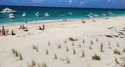 Cozy 2-bedroom condo with Boat slip Treasure Cay