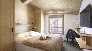 Ein Schlafzimmer mit Holzboden, einem Bett mit weißer Bettwäsche, einem Schreibtisch mit Stuhl und einem Fenster mit Blick auf Gebäude.