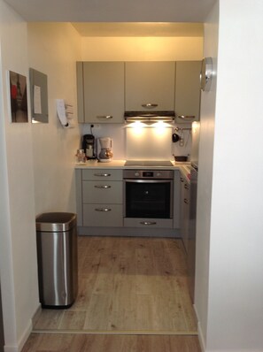 Wasserkocher mit Kaffee-/Teezubehör, Kühlschrank, Mikrowelle, Ofen
