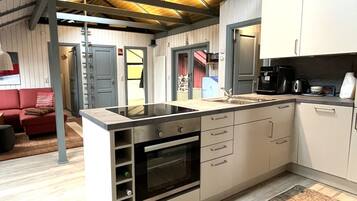 Fridge, oven, stovetop, dishwasher