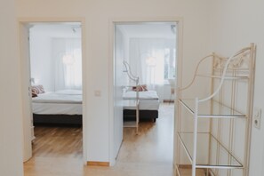 3 bedrooms, desk, WiFi, bed sheets
